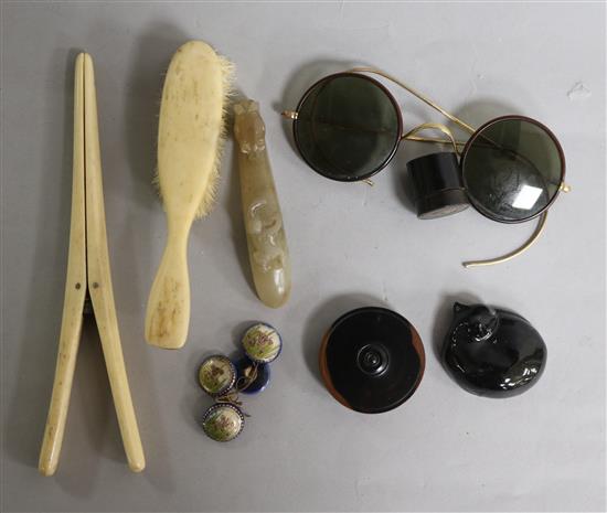 A 19th century Chinese jade belt hook and miscellaneous items